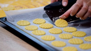 准备烘烤饼干。在厨房工作的过程。视频素材模板下载