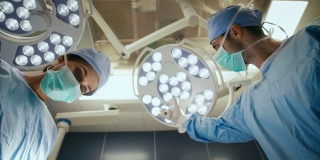 外科医生在手术中设置手术灯