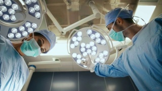外科医生在手术中设置手术灯视频素材模板下载