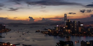 日落时维多利亚港和香港城市的时间流逝