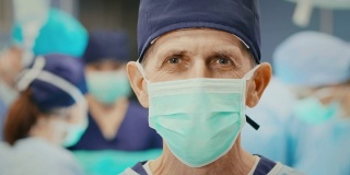 成熟的外科医生在手术室的肖像