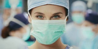 女外科医生在手术室的肖像