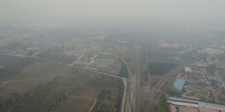 北京郊外，被农田、小工厂和火车轨道包围的贫穷的小农村地区。