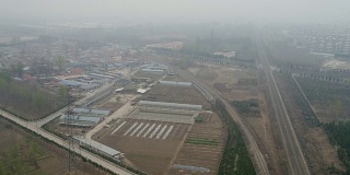 北京郊外，被农田、小工厂和火车轨道包围的贫穷的小农村地区。