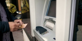 成熟男人使用ATM机