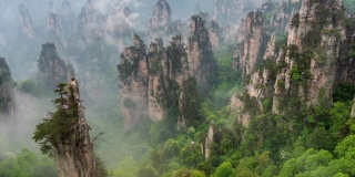 中国张家界森林公园的阿凡达漂浮山的时间流逝。云和晨雾。