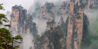 中国张家界森林公园的漂浮山。时间流逝。4 k