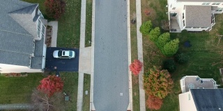 郊区街道上空的无人机镜头-从上到下