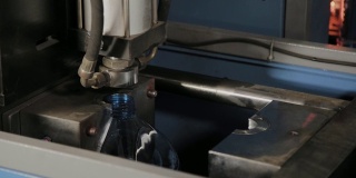 吹制饮用水塑料瓶的机器的工作