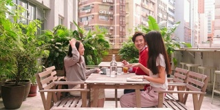 朋友们在香港的户外咖啡馆见面