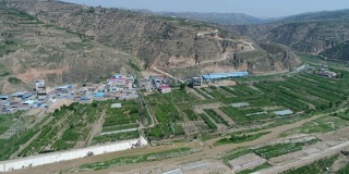 俯视图下的小贫困村庄的山，甘肃省。中国