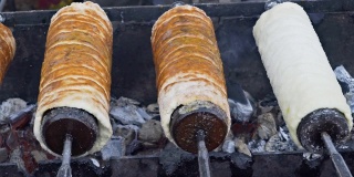 烤一些kurtos kalacs，匈牙利传统糕点做甜面包。