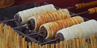 这是匈牙利传统的用酵母面团做成的甜筒饼，用砂糖包裹