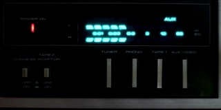 DJ混音控制台显示。声脉冲是声峰图。高质量声音的观察