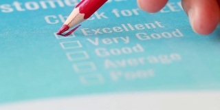客户检查表调查优秀的反馈表格满意度标记在应用蓝色表格和黑色铅笔文件。意见问题按钮，用于填写业务检查标记