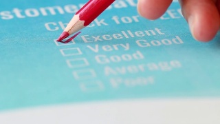 客户检查表调查优秀的反馈表格满意度标记在应用蓝色表格和黑色铅笔文件。意见问题按钮，用于填写业务检查标记视频素材模板下载