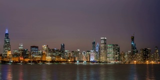 4K时间推移的芝加哥天际线全景芝加哥市中心与密歇根湖沿岸在美丽的夜晚在芝加哥，伊利诺斯州，美国，商业和现代建筑概念