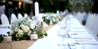 MS Dolly右边的婚宴餐桌上装饰有鲜花和蜡烛，供客人使用。