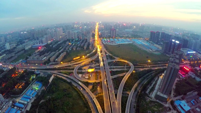 空中拍摄的交通在天桥上移动的夜晚