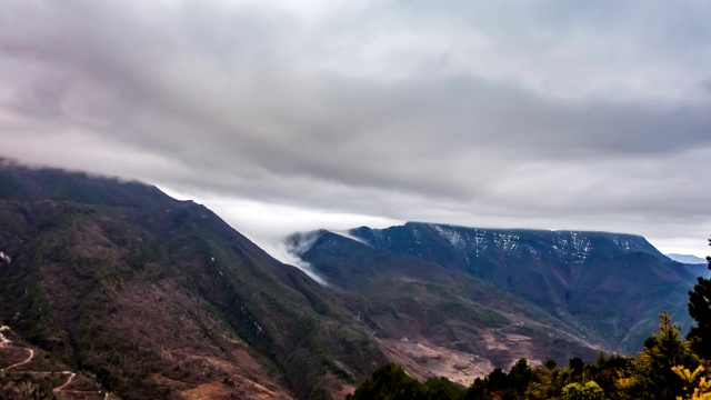 中国四川西部的云瀑