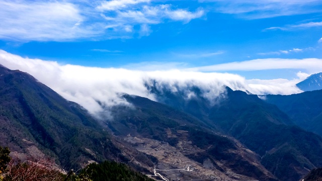 中国四川西部的云瀑