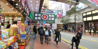 在香港铜锣湾一带散步或走动