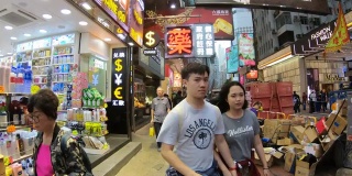 在香港铜锣湾一带散步或走动