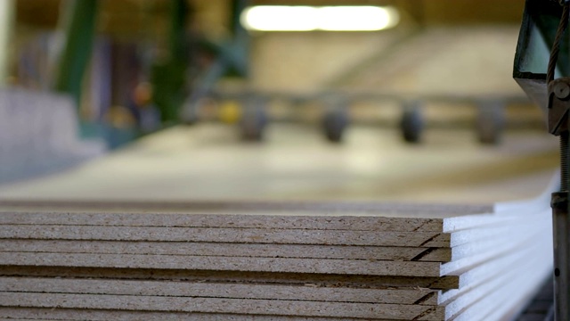 将刨花板运送到木工工厂仓库的生产线，用于生产胶合板、刨花板和其他木制品