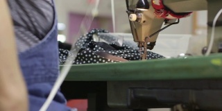 服装厂-用卷尺缝制一件衣服