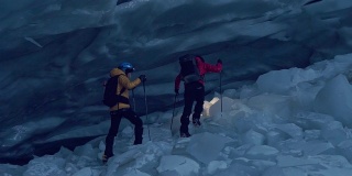 情侣探索冰洞