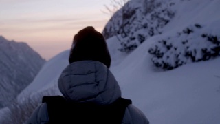 冬天的山探险。小径上的年轻夫妇。日落视频素材模板下载