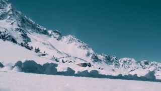 冬天的山探险。人在路上视频素材模板下载