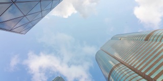 4K时光飞逝:俯瞰蓝天白云的摩天大楼和香港的办公大楼。