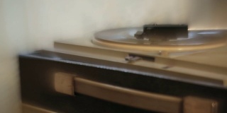 旧的，复古的，肮脏的，尘土飞扬的转盘旋转黑胶唱片