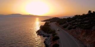 无人机:游客们在日落时分自驾游探索地中海岛屿。