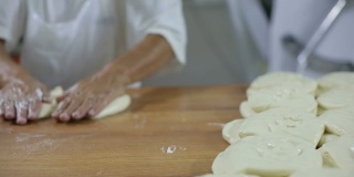 老师傅正在面包店制作传统派