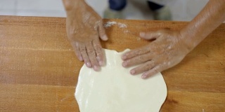 老师傅正在面包店制作传统派