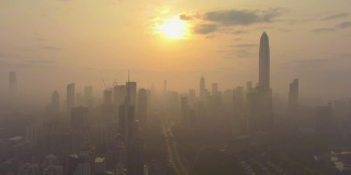 深圳晨雾中的剪影。福田区的摩天大楼。中国鸟瞰图