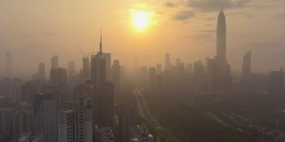 晨雾中的深圳城市天际线。福田区的摩天大楼。中国鸟瞰图