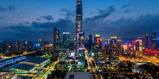 深圳现代建筑天际线从黄昏到夜晚的延时/中国深圳。