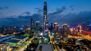 深圳现代建筑天际线从黄昏到夜晚的延时/中国深圳。视频素材模板下载
