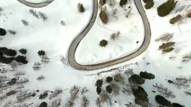 无人机拍摄弯弯曲曲的冬季山路