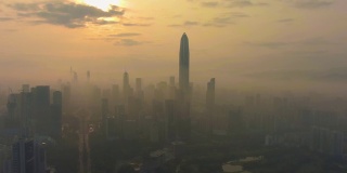 晨雾中的深圳城市天际线。福田区。中国鸟瞰图