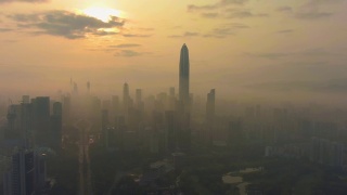晨雾中的深圳城市天际线。福田区。中国鸟瞰图视频素材模板下载