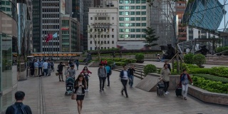 时光流逝:商人挤在香港中环的市中心