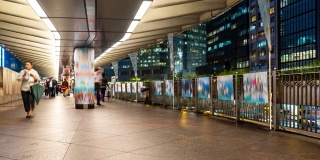 时光流逝:商人和行人拥挤在香港中环的天行者