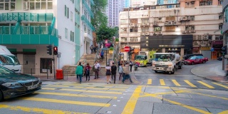 慢镜头:行人拥挤在香港老城区的好莱坞街