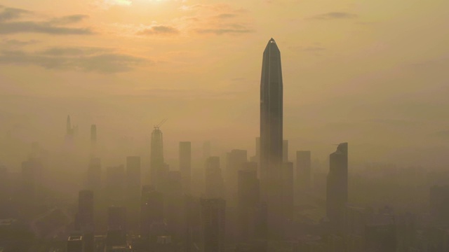 晨雾中的深圳城市天际线。福田区的摩天大楼。中国鸟瞰图