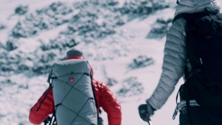 冬天的山探险。小径上的年轻夫妇视频素材模板下载