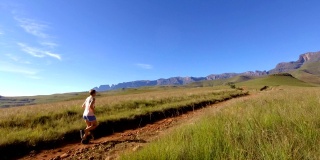 一个在山间小道上跑步的健康女人